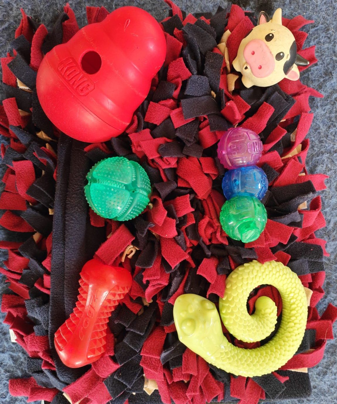 Jouets pour animaux Kong, balles à friandises, tapis de fouilles, jouets à lécher ou qui font du bruit, le bonheur de votre animal se trouve certainement dans ma boutique sur whatsapp