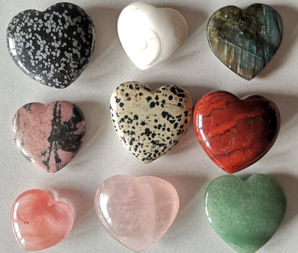 Lithothérapie, le bienfait des pierres pour nos animaux Découvrez l'utilisation des pierres pour le bien-être animal, améthyste, jaspe rouge, labradorite, quartz rose que de bienfaits pour nos poilus